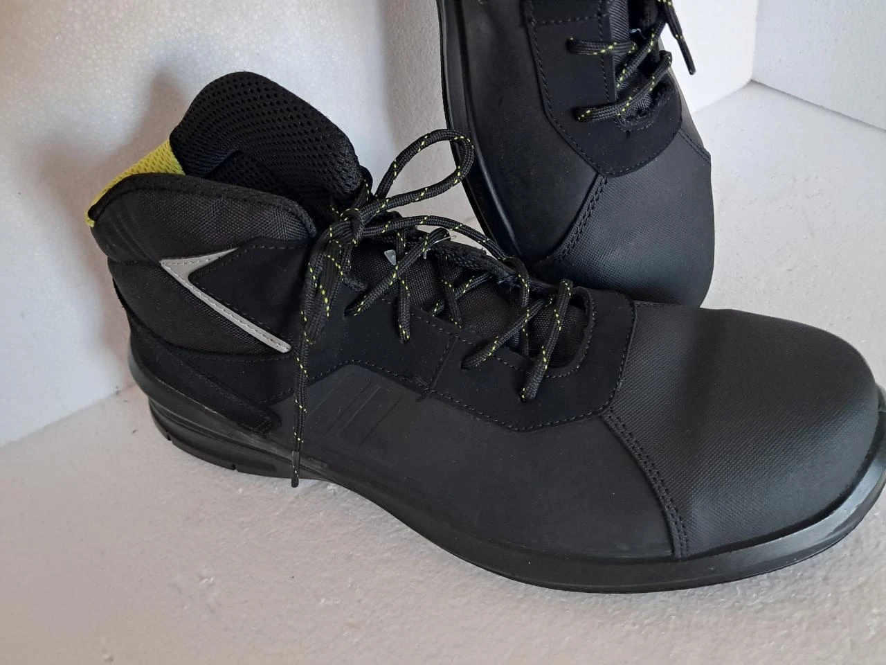 Superbes paires de chaussures de sécurité basses Kina B0900 noir / jaune - S3L F – photo 8